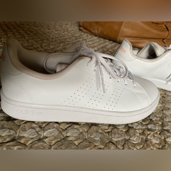 Stan Smith - all white with a bit of salmon colored detailing - Picture 2 of 4